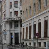Al termine dell�isolato, di fronte a piazza Massari, facciamo infine visita al palazzo della Questura. Anch�esso risale al ventennio fascista: fu costruito nel 1939 su progetto dell'ingegnere Francesco Lorenzetti e si caratterizza per una struttura dicotomica dove gli elementi portanti in cemento, rivestiti di lastre lapidee, si alternano alle murature in mattoni rossi